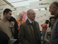 Il prof. Ugo Amaldi (al centro) nello stand delle scuole italiane